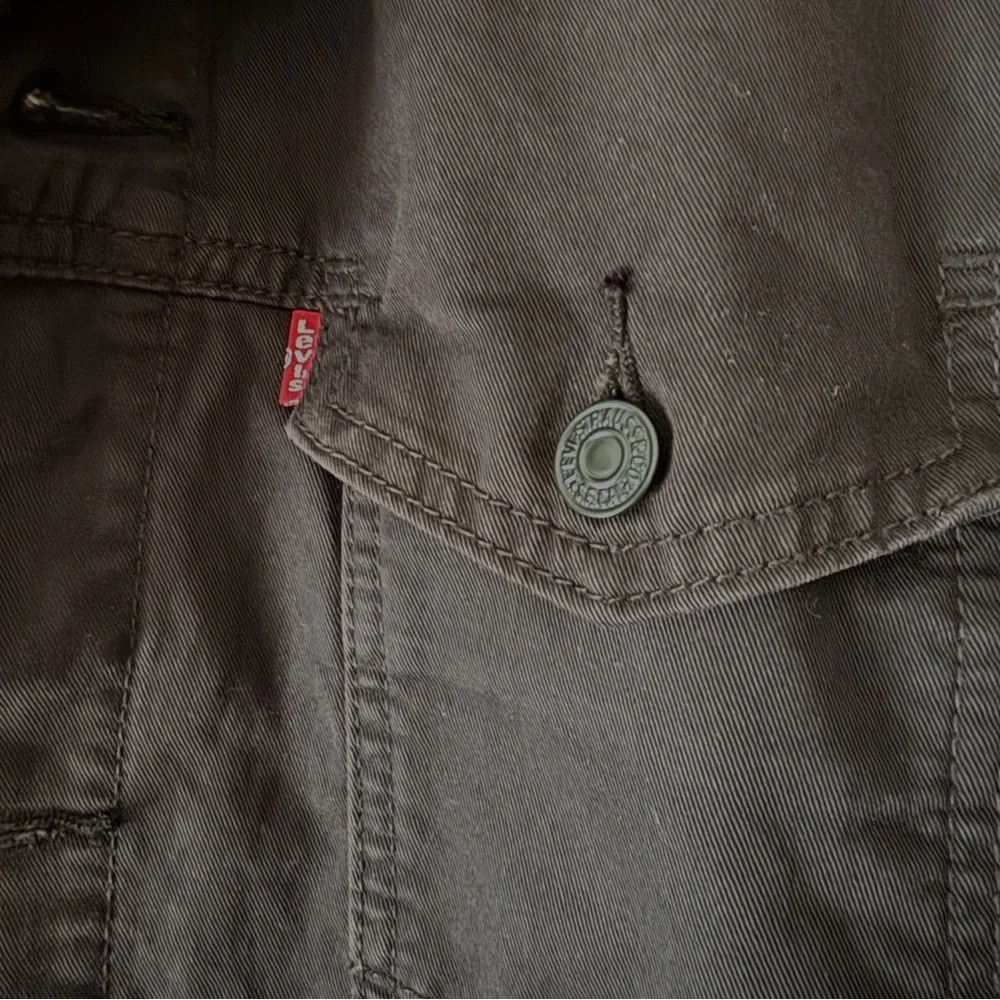 Levi's Commuter Trucker Jacket in Black Stretch Twill - Picture 3 of 8